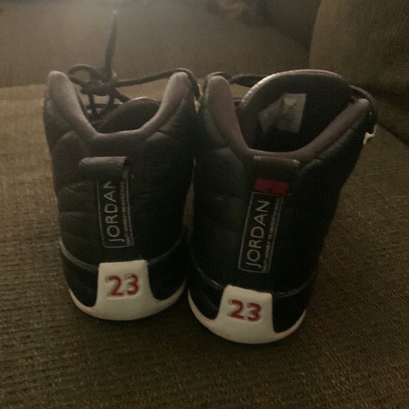 Jordan 12 size 5 color black and white - Picture 3 of 3
